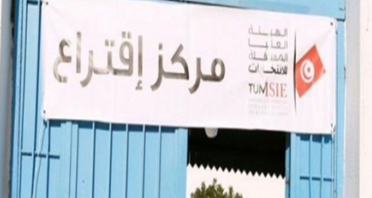 نقل مختلف المواد الانتخابية إلى مراكز الاقتراع بتوزر