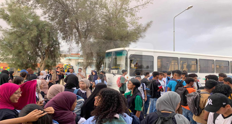 تلاميذ منطقة نويل يمنعون خروج الحافلة التي تقلهم إلى دوز