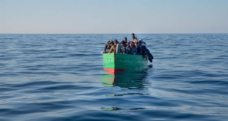 إيطاليا تشرع في نقل أول مجموعة من المهاجرين إلى مراكز في ألبانيا