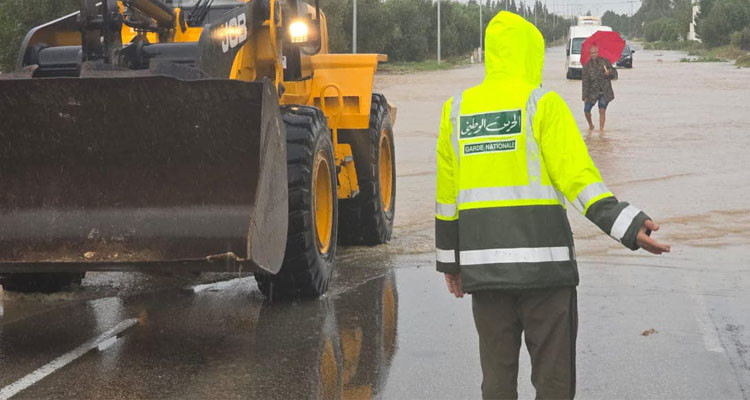 الحرس الوطني يسخر عدد من الجرافات لفتح الطرقات المغلقة
