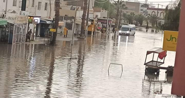 المياه تغمر عدد من الأحياء والطرقات في صفاقس
