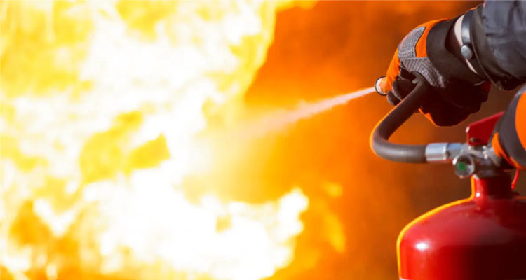 قفصة: حريق داخل مصنع لتكرير زيت السيارات بالمنطقة الصناعية بالعقيلة