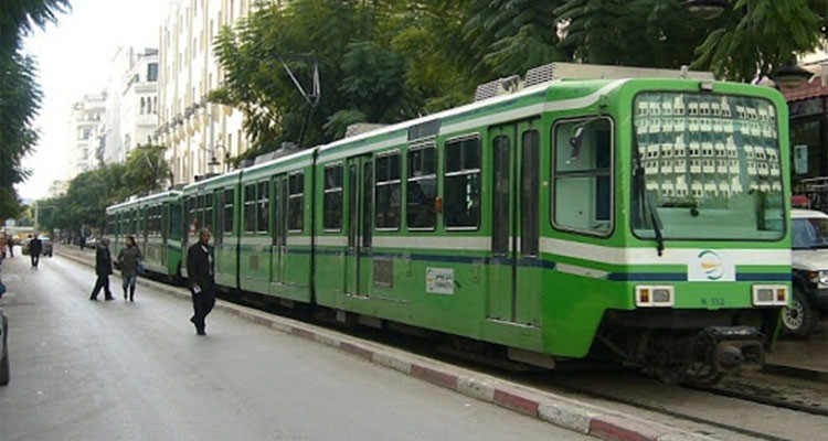 العاصمة: إصابة كهل في اصطدام سيارة بالمترو الخفيف