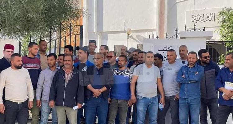 عدد من سواق سيارات الأجرة يحتجون أمام مقر ولاية مدنين