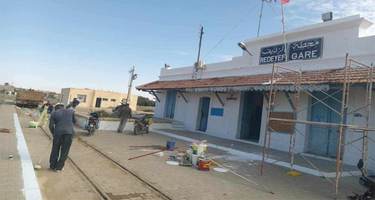 الرديف: متطوعون يقومون بطلاء محطة القطارات وتزويقها