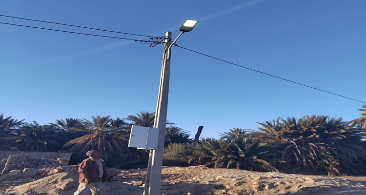 أخيرا وبعد سنوات  من الانتظار:  تركيز الإنارة بمعلم مدينة قبلي القديمة