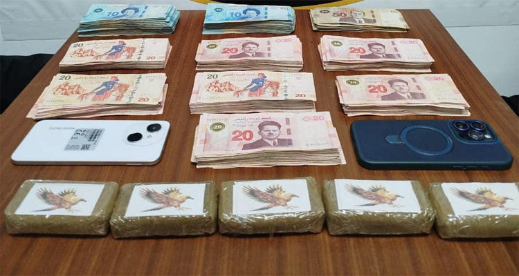 صفاقس: تفكيك شبكة مختصة في ترويج المخدرات وحجز 5 صفائح من ''الزطلة'' بالربط