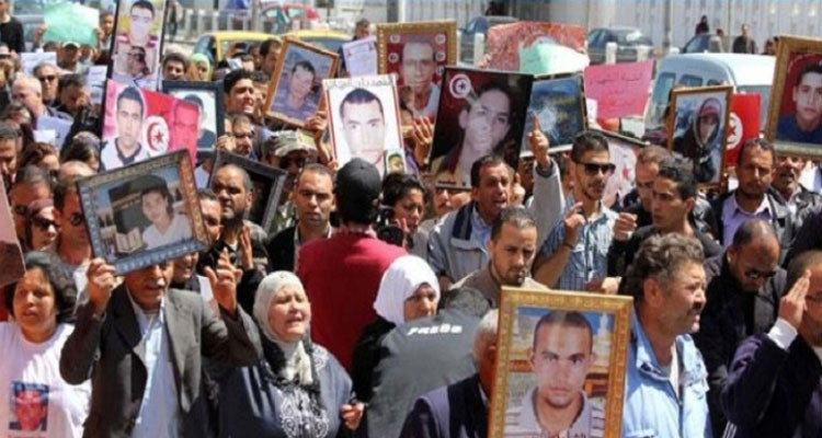 مجموعة من عائلات شهداء الثورة وجرحاها تقرر الاعتصام أمام مقر البرلمان
