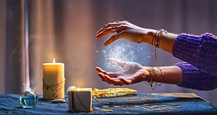 مصر تمنع العرافين والمنجمين من الظهور في وسائل الإعلام