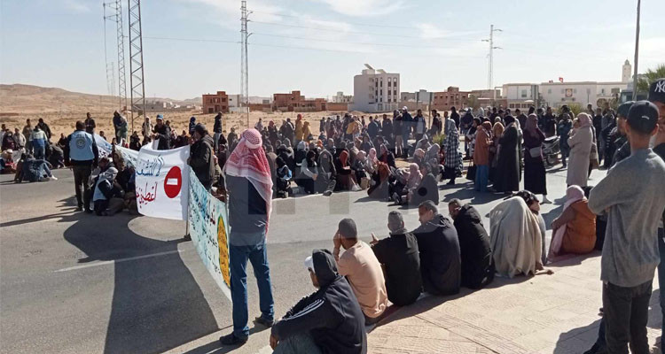 أعوان شركة البيئة والغراسات والبستنة بتطاوين يغلقون الطريق الرئيسية أمام مقر الولاية