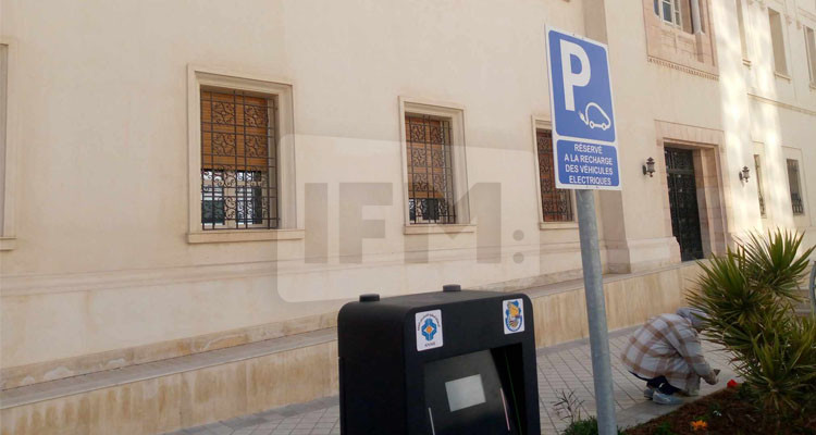 بلدية صفاقس تركز نقطتي شحن للسيارات الكهربائية