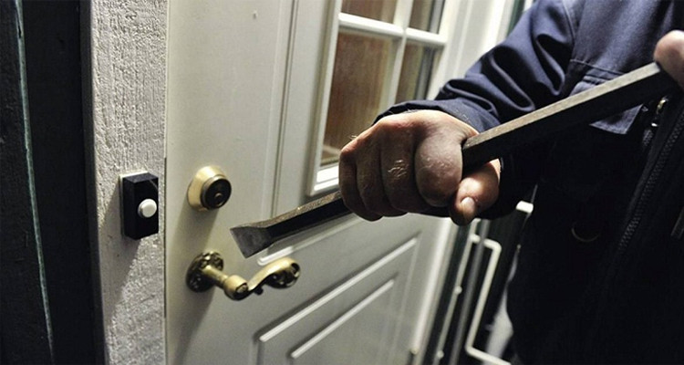 نابل: القبض على حارس مغازة تنّكر واقتحمها بواسطة آلة حادة واستولى على مبلغ مالي