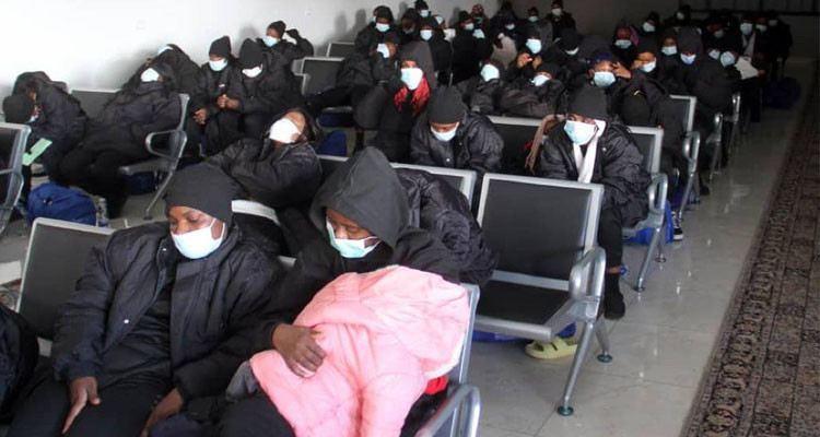  ليبيا ترحل عددا من المهاجرات غير الشرعيات إلى نيجيريا