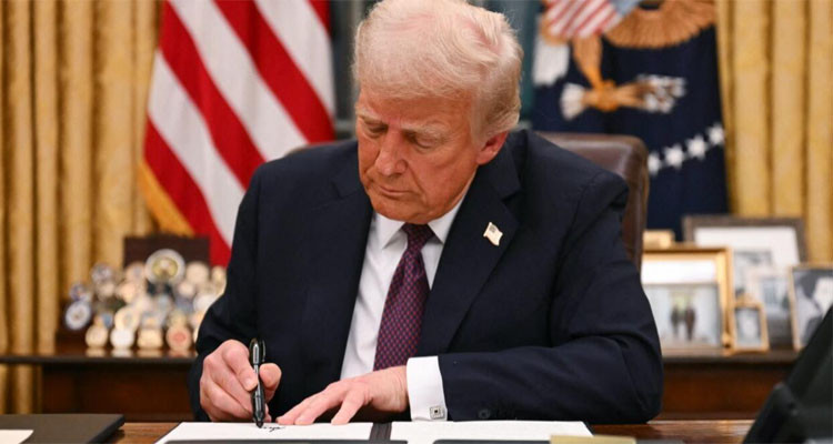 ترامب يقيل 1000 موظف من إدارة سلفه بايدن 