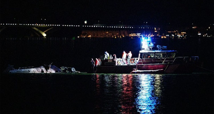 وفيات في اصطدام مروحية عسكرية أمريكية بطائرة ركاب قرب مطار في واشنطن