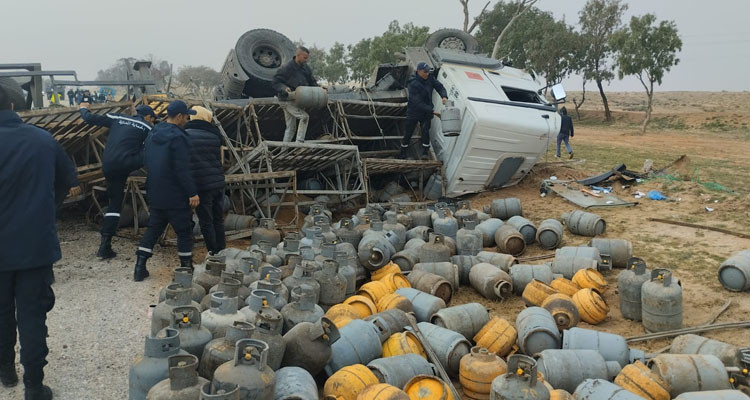 الصخيرة-صفاقس: إصابات في اصطدام شاحنة نقل قوارير غاز بسيارة وانقلابها