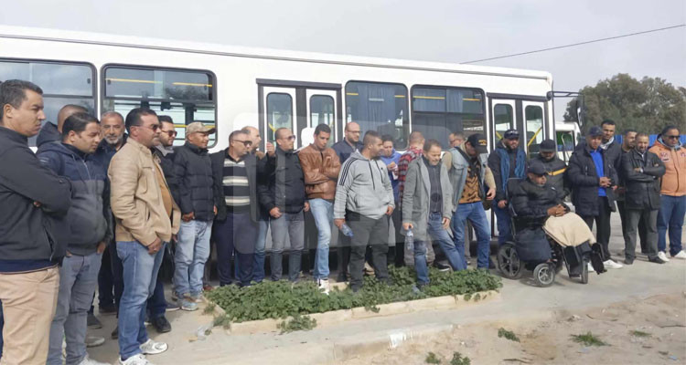 سواق شركة نقل القوافل بسيدي بوزيد يحتجون