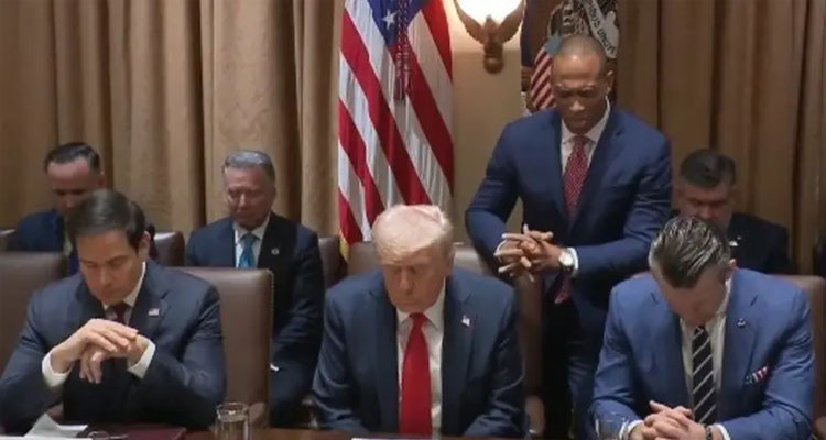 افتتاح الجلسة الأولى للحكومة الأمريكية برئاسة ترامب بالصلاة يثير الجدل