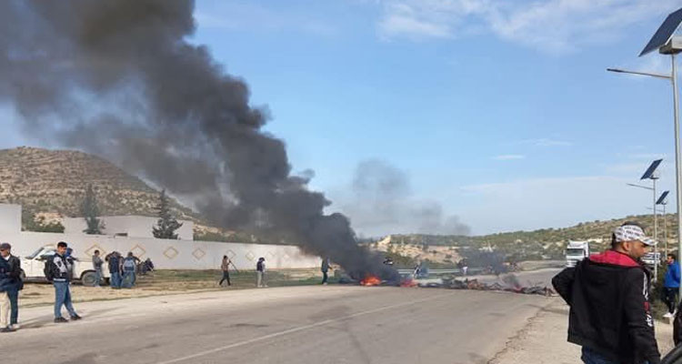القيروان: محتجون بمنطقة عين جلولة يغلقون الطريق بعد وفاة شاب في اصطدام سيارة أمنية بدراجته النارية