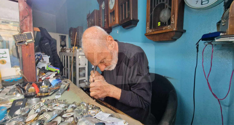 الحمامات: عم عمر ساعتي الحمامات… خمسون سنة من ضبط الزمن ومهنة تبحث عن وريث