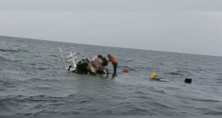 إنقاذ بحارة بعد غرق مركبهم بسواحل اللواتة