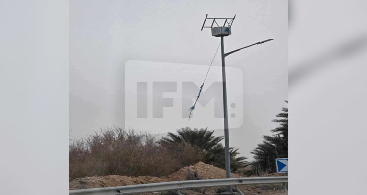 سرقة ألواح الطاقة الشمسية في دقاش: اعتداء على الممتلكات العامة وتهديد للسلا