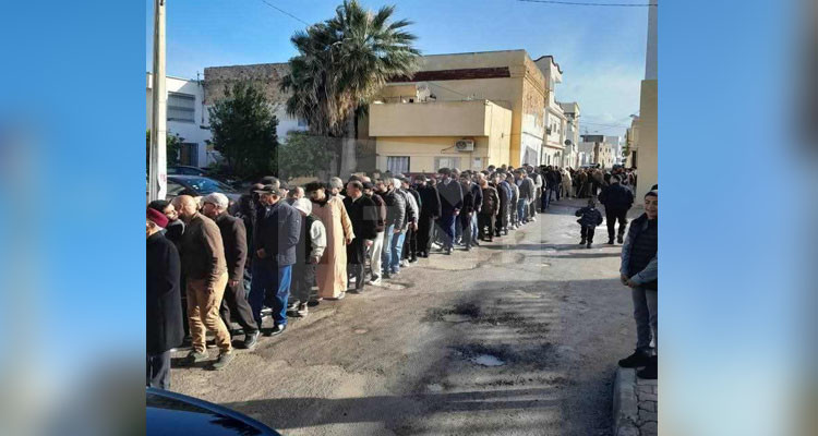 قرية تركي بقرمبالية تحافظ على عادة "صفّ العيد": مصافحة جماعية ومصالحة شاملة في يوم العيد