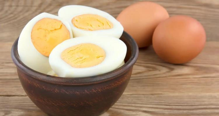 وزارة الصحة تحذر من تناول البيض غير المطبوخ جيدا