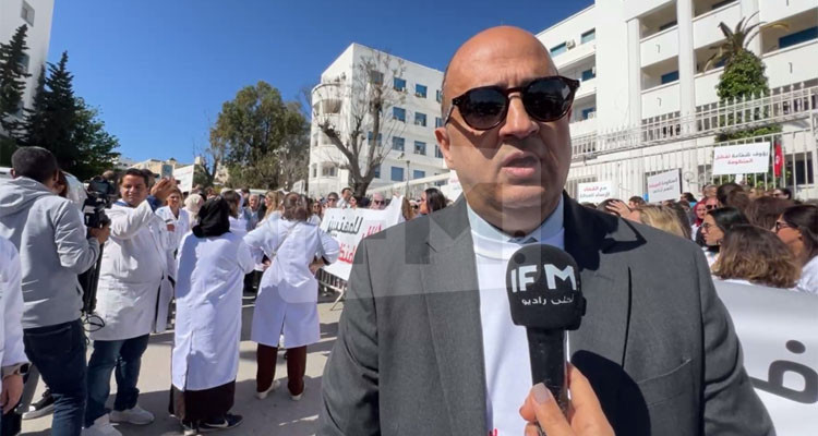 قضية الرضع: الأطباء يحتجون أمام مقر وزارة الصحة