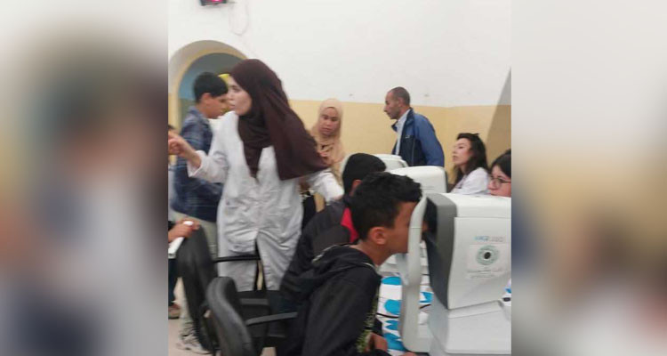 رمادة: قافلة طبية تجري قرابة 200 فحص وتشخيص لمرضى العيون من الأطفال