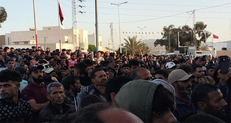 هدوء حذر في المزونة مع تواصل تعليق الدروس