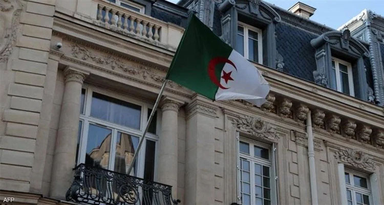 الجزائر تدعو 12 موظفا من السفارة الفرنسية إلى مغادرة البلاد خلال 48 ساعة