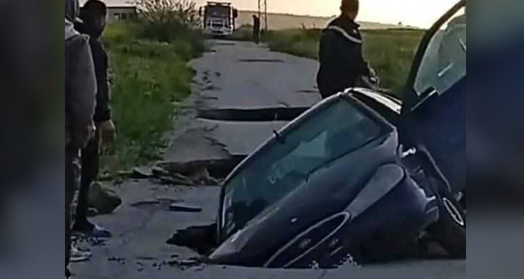 سقوط سيارة في حفرة وسط الطريق بمنزل بورقيبة