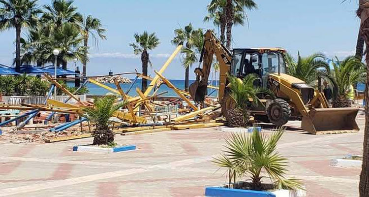 طبرقة: موجة من الغضب بعد هدم البلدية ملعب الكرة الحديدية رغم مطالب الأهالي