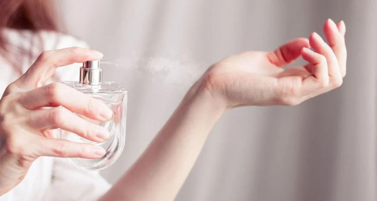 دراسة تحذّر: العطر يحدث تفاعلات كيميائية "خطيرة" حول أجسامنا