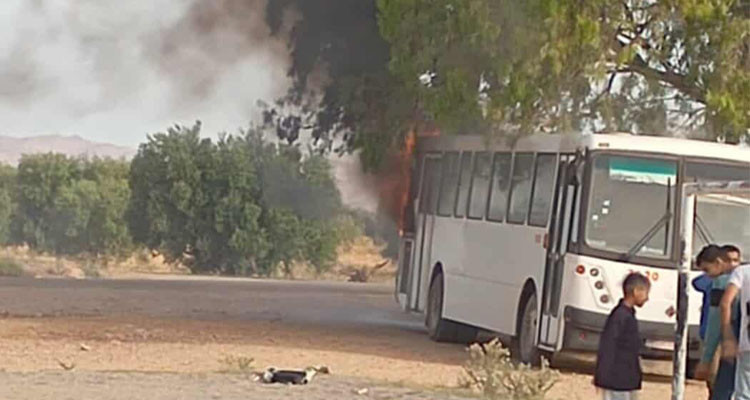 سيدي بوزيد-السعيدة: اشتعال النيران بمحرك حافلة لنقل التلاميذ بمنطقة أولاد الهاني