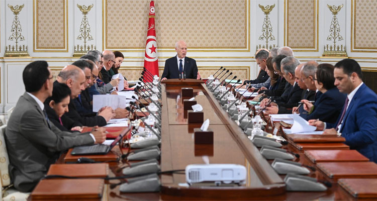 الرئيس يدعو إلى حل شركة الاتصالية للخدمات وإدماج الأعوان والعملة في قطاع المناولة