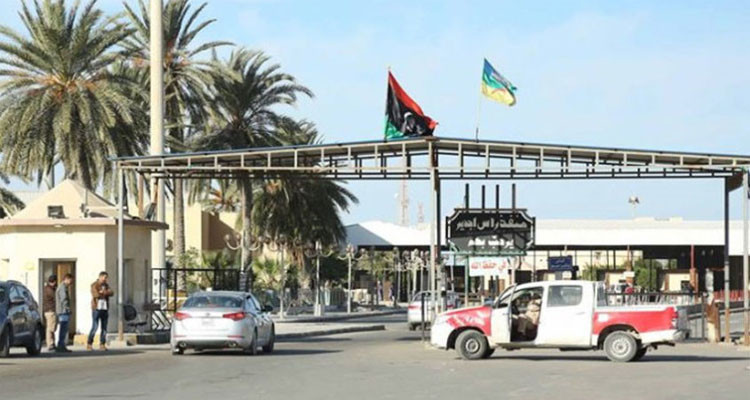 ازدحام شديد بمعبر رأس جدير في اتجاه تونس