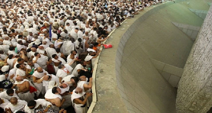 الحجاج يبدؤون رمي الجمرات في أول أيام عيد الأضحى