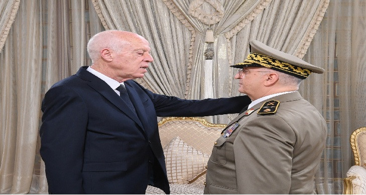 ذكرى عيد الجيش: سعيد يشرف على موكب ترقية قائدين عسكريين