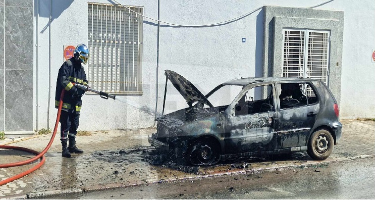 حريق يلتهم سيارة بالكامل قرب محكمة المحاسبات بالحمامات
