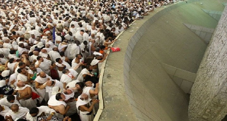 الحجاج يبدؤون رمي الجمرات في أول أيام عيد الأضحى
