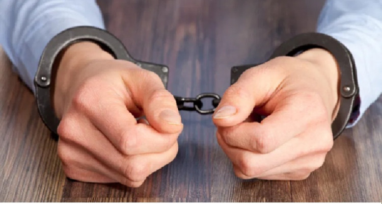إيقاف يوتيوبر تسلل إلى مطار توزر وصعد إلى طائرة رئاسية عراقية