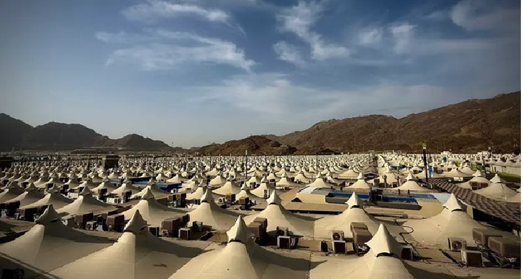 حُجاج بيت الله الحرام يتوافدون إلى مشعر منى لقضاء يوم التروية