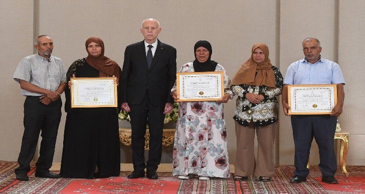رئيس الدولة يشرف على الإحتفال بيوم العلم