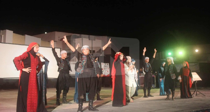 الكوفية الفلسطينية... رقصة الهوية في ليل بلاريجيا