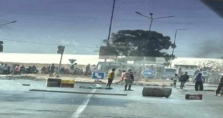 قابس الجنوبية: عدد من أهالي تمولة يغلقون الطريق المؤدية إلى مارث