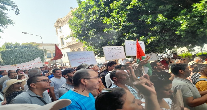 المعلمون والأساتذة يحتجون امام مقر وزارة التربية