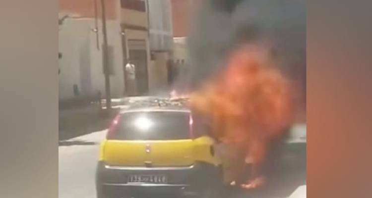 إشتعال النيران في سيارة تاكسي بتطاوين