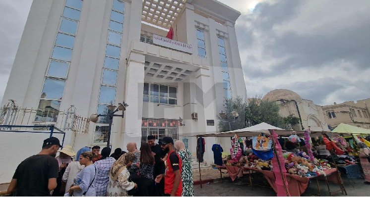 نابل: تذمّر مواطنين من الفوضى أمام الإدارة الجهوية للملكية العقارية
